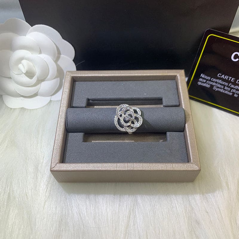 18K Chanel Fil De Cam ̈¦lia Ring