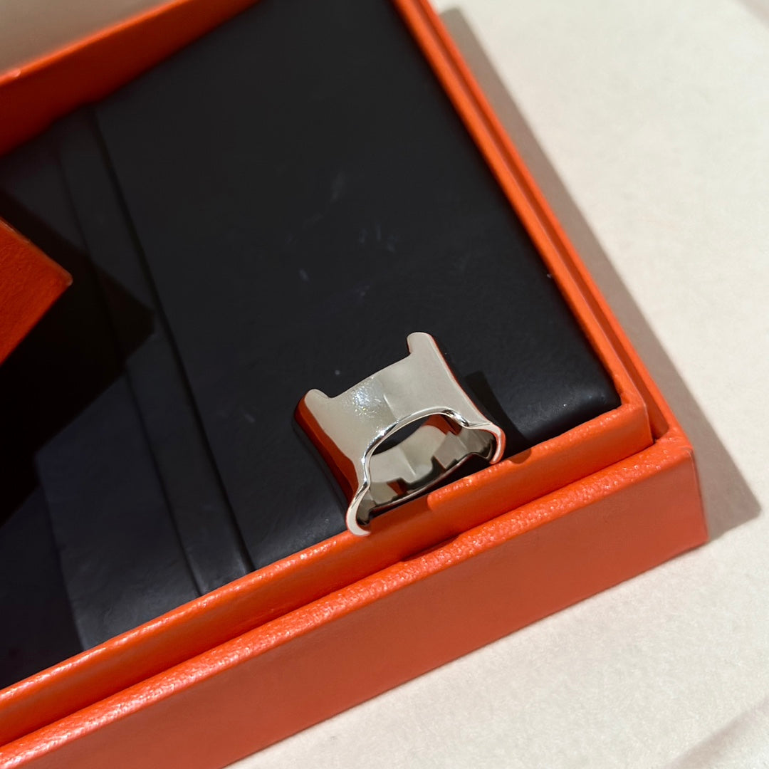 18K Hermes Amazone Large Ring