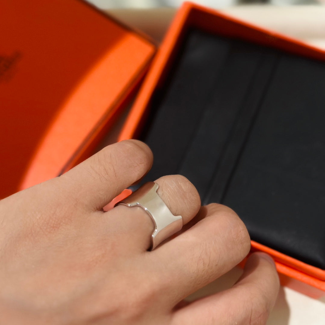 18K Hermes Amazone Large Ring
